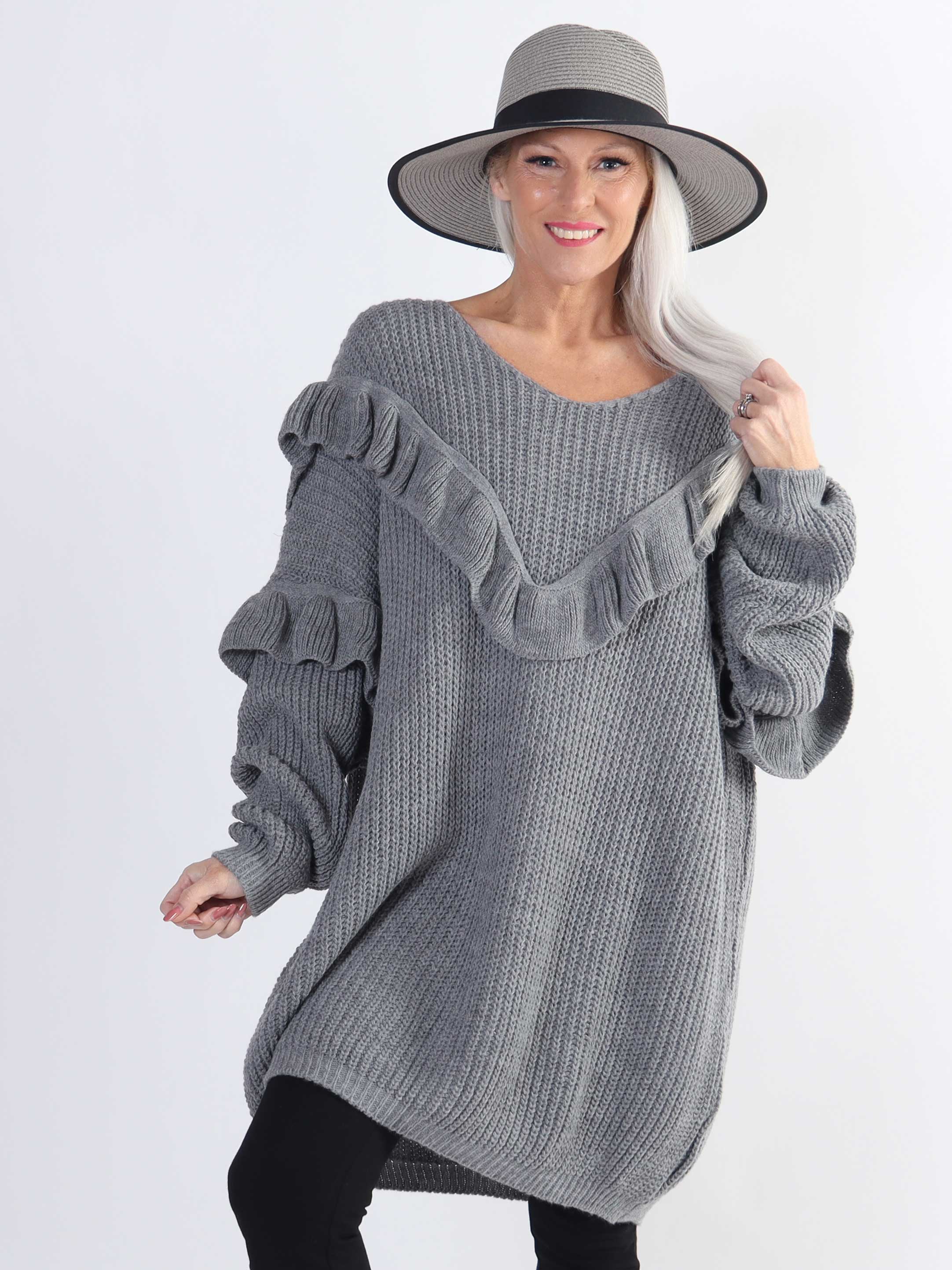 Ellis Dress - Snygg plus size stickad klänning med fina volangdetaljer